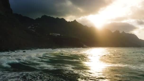 Okyanus Dalgalarının Üzerinde Gün Batımı Kayalık Plajı Yıkar Dağ Siluetinin — Stok video