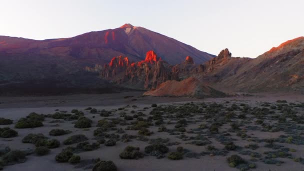 泰迪德火山的昼夜空中景观 金色和蓝色时间的橙色日落 夕阳西下 火山荒芜的山顶灯火通明 — 图库视频影像