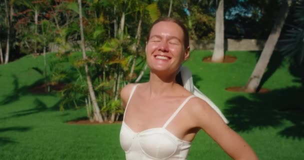Donna Sorridente Godendo Suo Giorno Libero Nel Parco Tropicale Verde — Video Stock