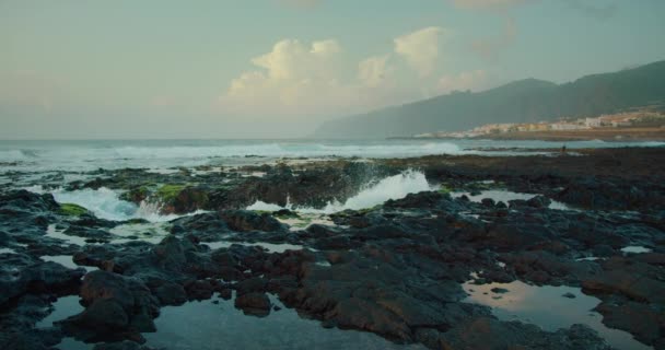 Praia Rochosa Maré Baixa Contra Pôr Sol Céu Azul Nublado — Vídeo de Stock