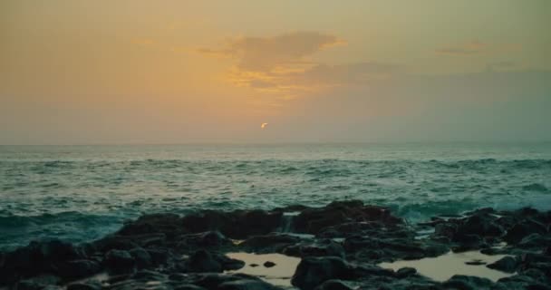 Ondas Oceânicas Dramáticas Pôr Sol Com Luz Laranja Suave Noite — Vídeo de Stock
