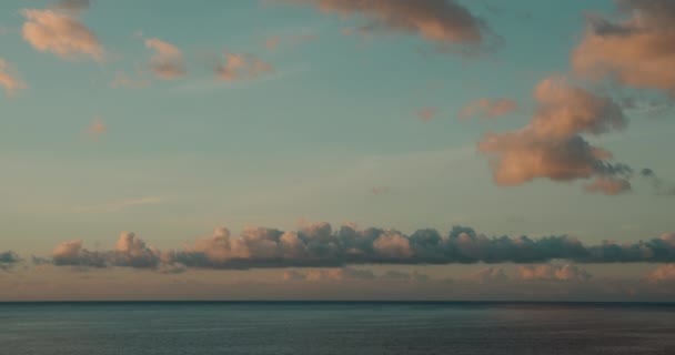 Ανατολή Ηλίου Πάνω Από Θάλασσα Και Φωτεινά Κίτρινα Χνουδωτά Σύννεφα — Αρχείο Βίντεο