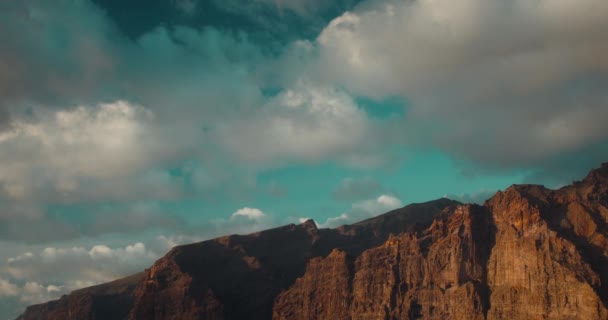 Felsmassiv Los Gigantes Klippen Vor Blauem Bewölkten Himmel Auf Teneriffa — Stockvideo