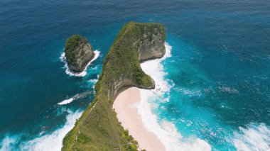 Nefes kesici tropikal Kelingking Plajı Nusa Penida Adası Bali. Manzaralı göl, kumlu kıyı şeridi ve okyanustaki dağ uçurumu. Doğa geçmişi. Endonezya.