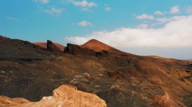 Bitki örtüsü olmayan yoğun aşınmış, ekilemez araziler. Volkanik arazinin çorak toprağı. Fuerteventura Adası Çorak Toprakları. Donmuş lav akar. Yanmış topraklar. Dünya Gezegeni.