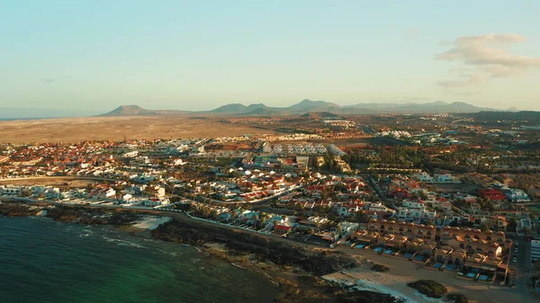 Corralejo kasabası, Fuerteventura, Kanarya adaları, İspanya. Turistik tatil beldesinin şehir manzarası. Atlantik Okyanusu kıyısında güzel bir yerleşim yeri. Gün batımı ışıkları. Tatil ve tatil.