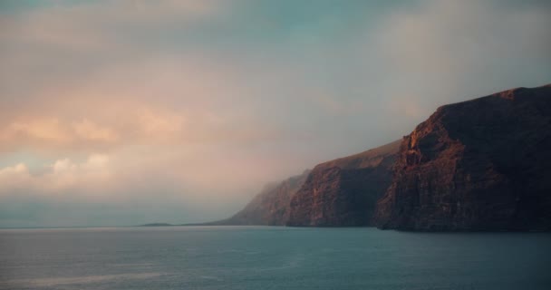 스페인의 테네리페 Tenerife 절벽에는 하늘에 파도가 일면서 바위가 해변의 펼쳐져 — 비디오