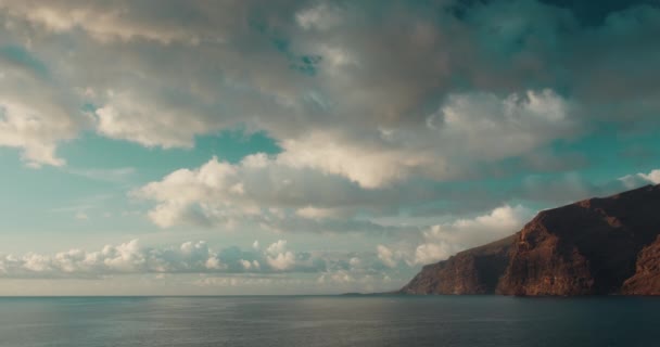 日落时分 在特内里费的Los Gigantes悬崖附近 海洋和蓝色的阳光普照的天空 白云飘扬 加那利群岛西班牙 — 图库视频影像