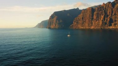 Los Gigantes 'in muhteşem hava manzarası. İHA uçuşu büyük kayalıkların üzerinde. Atlantik Okyanusu 'nun sakin mavi suları. Tenerife. Cennet adasına bir gezi. Yolculuk, volkanik deniz manzarası.