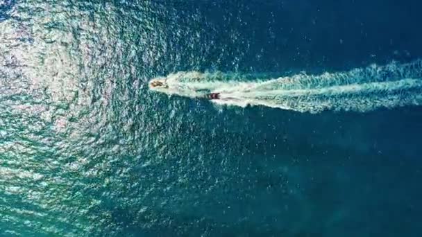 Drone Luftaufnahme Von Oben Nach Unten Von Zwei Booten Treiben — Stockvideo