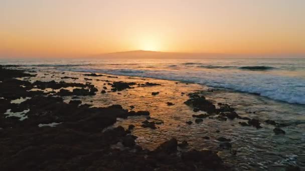 Прекрасный Закат Над Морем Солнечный Путь Поверхности Соленой Воды Золотистого — стоковое видео