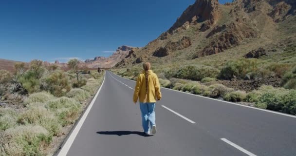 Teide Teneriffa Kanarieöarna Kvinnlig Resenär Promenader Längs Vägen Och Njuta — Stockvideo