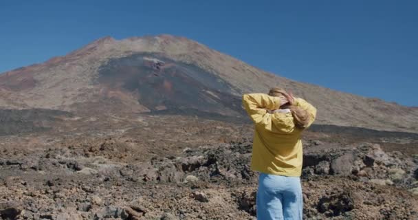 Kobieta Podróżnik Patrząc Wulkaniczny Skalisty Krajobraz Przeciwko Teide Mountain — Wideo stockowe
