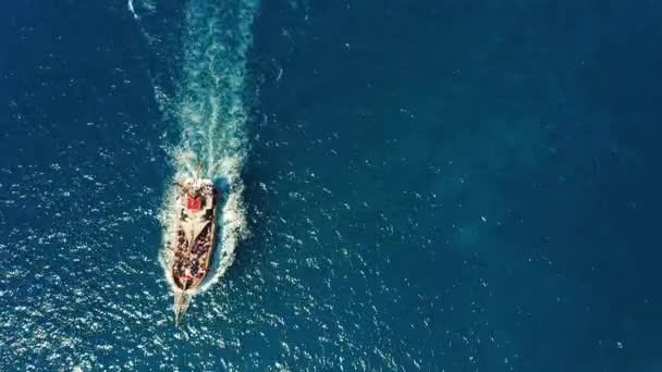 水活动 一艘载满人的旅游船漂浮在开阔的深蓝色海水中 旅游目的地 假期和假期的概念 无法辨认的人 — 图库视频影像