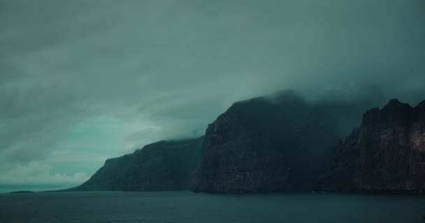 Глибокий Океанічний Ландшафт Сірими Штормовими Хмарами Туман Покривав Високі Морські — стокове відео
