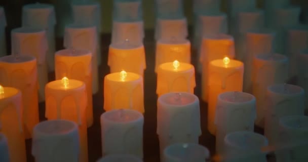 Електричні Свічки Католицькій Сучасній Церкві Золоте Сяйво Штучного Вогню Крупним — стокове відео