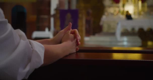 妇女双手交叉 在教堂的长椅上祈祷 女性的手靠得很近 动作缓慢 宗教和基督教义概念 — 图库视频影像