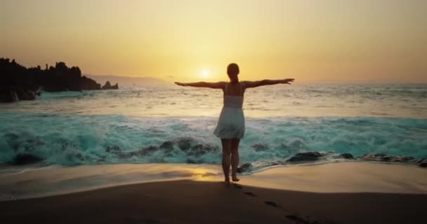 Młoda Kobieta Białej Sukience Biegająca Wzdłuż Plaży Przy Pomarańczowym Świetle — Wideo stockowe