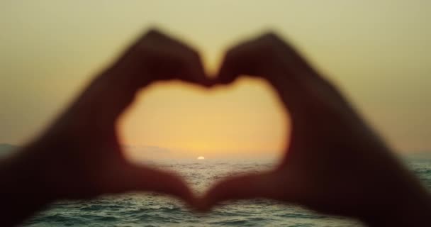 Znak Miłości Przy Zachodzie Słońca Kobiece Dłonie Ukształtowały Serce Abstrakcyjnym — Wideo stockowe