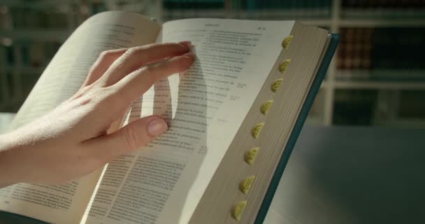 Kadın Kütüphanede Kitap Okumayı Kendi Kendine Öğrendi Kadın Eli Açık — Stok video