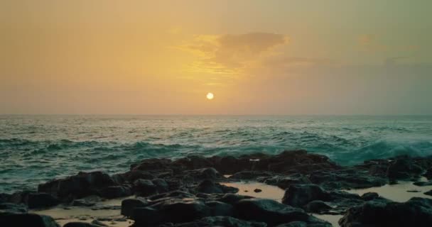 Dysk Słoneczny Pobliżu Horyzontu Nad Oceanem Zachód Słońca Pomarańczowe Niebo — Wideo stockowe