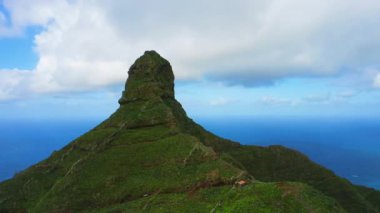Roque de Taborno 'da. Macizo de Anaga sıradağları içinde jeolojik oluşumlar. İspanya 'daki Tenerife Kanarya Adaları' nda biyosfer rezervi. Gökyüzündeki bulutlar. Derin mavi okyanus suyu. Huzurlu bir geçmişi var. Havadan