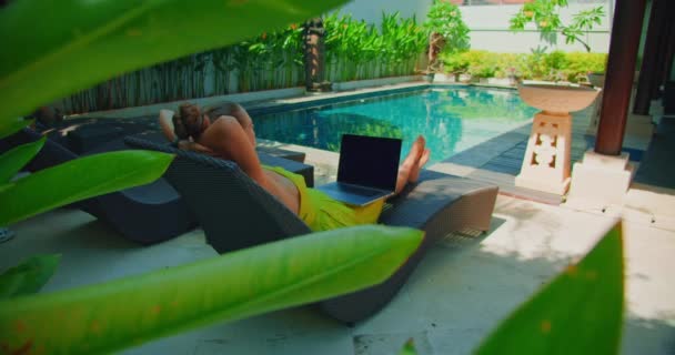 Kvinnan Använder Laptop Liggande Solstol Nära Poolen Frilansare Fjärrarbete Sommar — Stockvideo