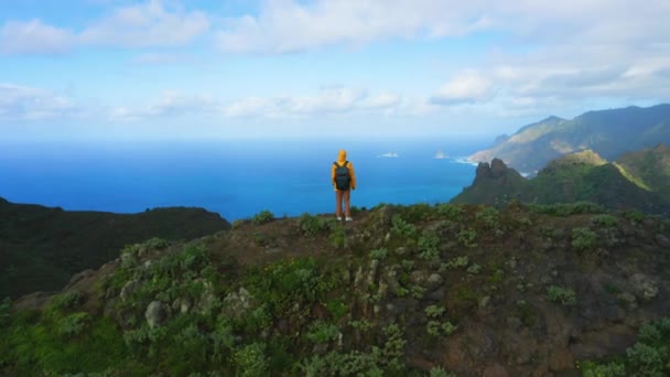 Idegenforgalmi Utazó Hátizsákkal Áll Sziklákon Európai Turizmus Utazás Tenerife Spanyolország — Stock videók