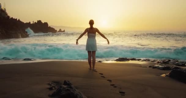 Kadın Silueti Gün Batımında Siyah Kumsalda Kaldırıyor Alacakaranlık Turuncu Gökyüzü — Stok video