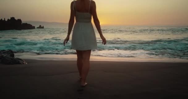 Gün Batımında Sahilde Yürüyen Çıplak Ayaklı Kadın Siyah Volkanik Kumda — Stok video