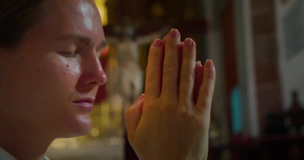 Křesťanská Žena Složila Ruce Modlitbě Kostele Rozmazaná Zlatá Výzdoba Chrámu — Stock video