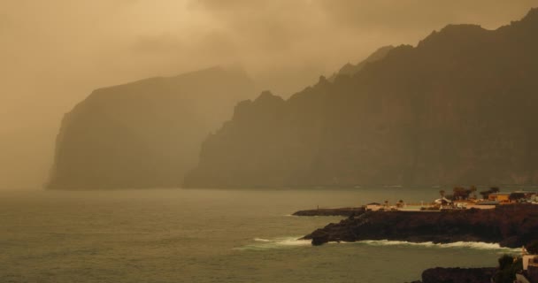 Een Mistige Gele Sluier Bedekt Rotsen Oceaan Zandstorm Calima Tenerife — Stockvideo