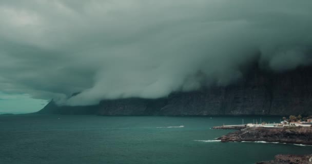 Zware Grijze Wolken Bedekt Enorme Rotsen Donkere Oceaan Weer Voor — Stockvideo
