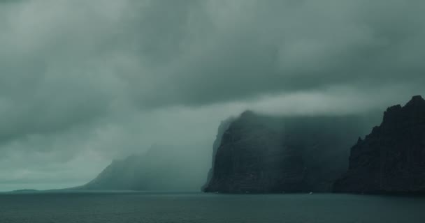 多彩多姿的岩石海滩 阴沉沉的天气里乌云密布 风暴来临前 海面一片灰暗平静 Tenerife加那利群岛西班牙欧洲Los Gigantes悬崖 — 图库视频影像