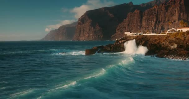 特内里菲岛海岸的黑色火山岩上 巨浪汹涌而来 电影场景深蓝色的大海汹涌澎湃地掠过一个奇异岛屿的岩石海岸 — 图库视频影像