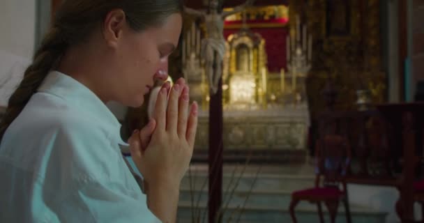 소녀는 교회에서 하나님께 기도하면서 접었다 클로즈업 슬로우 회개의 — 비디오