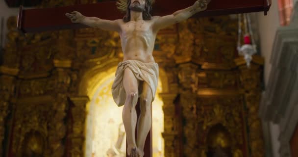 Σταυρός Σταύρωσης Ιησού Χριστού Στην Εκκλησία Θρησκευτικό Φόντο Πάσχα Άγαλμα — Αρχείο Βίντεο