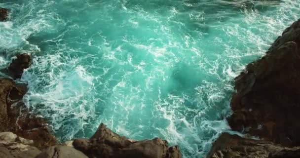 Fale Oceaniczne Wystrzeliwujące Przez Szczelinę Skale Powolny Ruch Wody Morskiej — Wideo stockowe