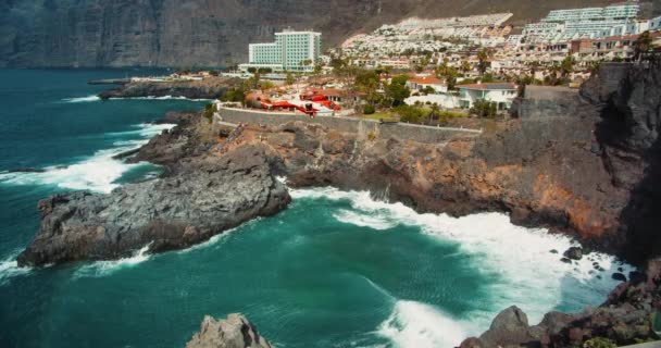 Тенериф Канарийские Острова Испания 2023 Апрель Спасательный Вертолет Пролетает Над — стоковое видео