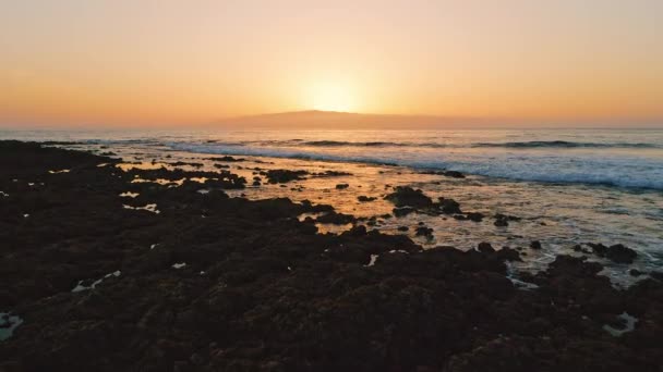 Прекрасный Закат Над Морем Солнечный Путь Поверхности Соленой Воды Золотистого — стоковое видео