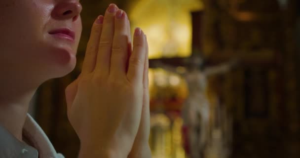 Hıristiyan Kadın Kilisede Ele Dua Etti Tapınağın Bulanık Altın Süslemesi — Stok video
