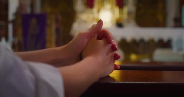 Närbild Kvinnliga Händer Bön Kyrkan Guldaltaret Lyser Bakgrunden Jesus Kristus — Stockvideo
