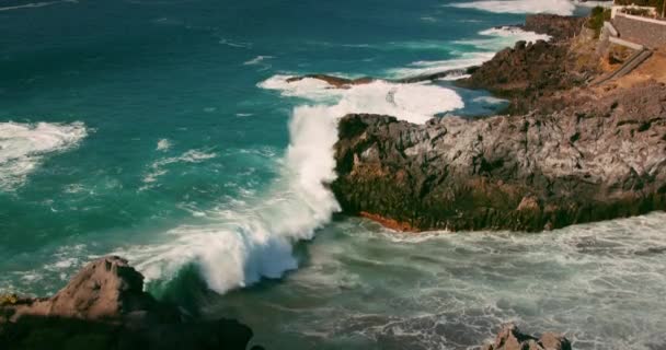 Potentes Olas Marinas Estrellan Costa Rocosa Océano Tormentoso Con Piscina — Vídeo de stock