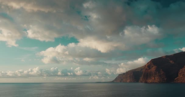 Скелястий Морський Пейзаж Проти Похмурого Блакитного Неба Золоту Годину Спокійна — стокове відео