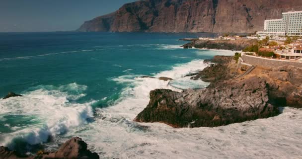 Krachtige Zee Golven Crashen Rotsachtige Kust Stormachtige Oceaan Met Natuurlijk — Stockvideo