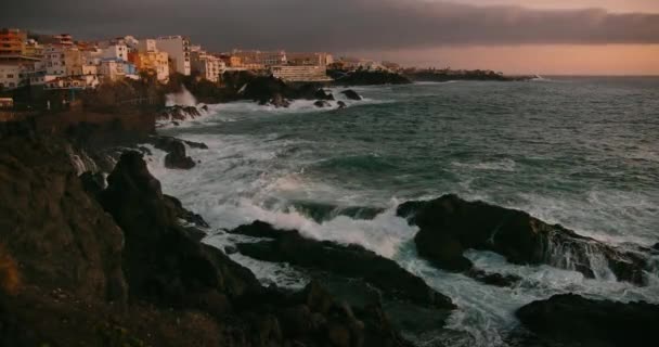 Nacht Valt Rotsachtig Strand Met Verbazingwekkende Oceaan Golven Crashen Spetteren — Stockvideo