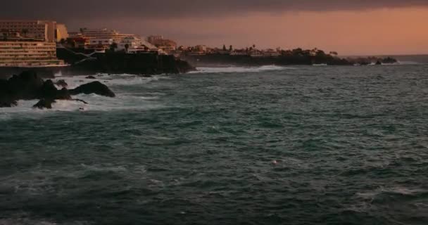 Noite Cai Praia Rochosa Com Incríveis Ondas Oceano Batendo Salpicando — Vídeo de Stock