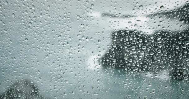 Pencere Camındaki Yağmur Damlaları Şiddetli Deniz Dalgaları Köpüğü Kayalara Çarpar — Stok video