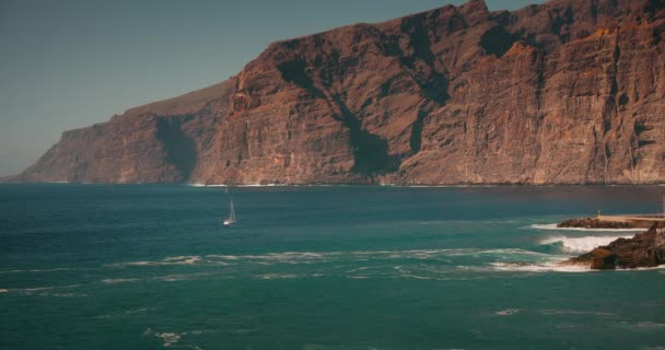 Klippor Och Havsutsikt Vid Kusten Acantilados Los Gigantes Teneriffa Kanarieöarna — Stockvideo