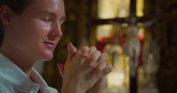 Vuxen Flicka Böjde Sitt Huvud Tacksägelse Bön Till Gud Kyrkan — Stockvideo